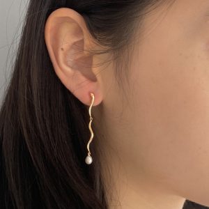 Curve Arrow Golden Pearl Earring E11